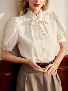 Vintamour Camisa elegante vintage para mujer, con cuello pequeño de pie ajustado con detalles de parche de volantes y lazo, top refinado para oficina, atuendo de vacaciones, atuendo de verano para mujer, camisas para mujer, blusa blanca de verano, ropa casual de negocios, atuendo de cumpleaños para mujer, vestido de invitada de boda, blusas de salida para mujer, camisetas de verano para mujer, camisa blanca de iglesia, ropa de verano para mujer, blusas bonitas, atuendo de crucero, ropa de oficina para mujer