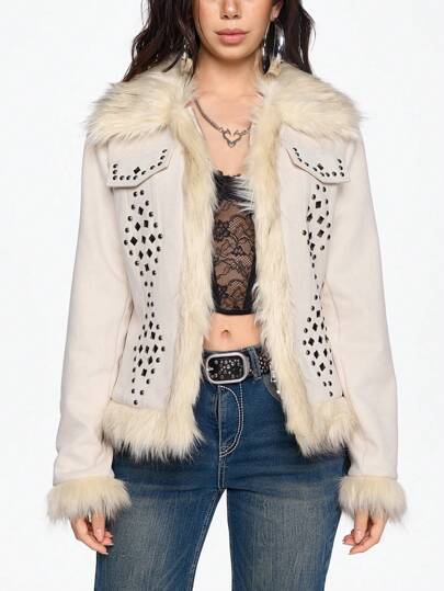 Chaqueta de piel de polipiel con tachuelas de estilo vintage desgastado y cuello de peluche