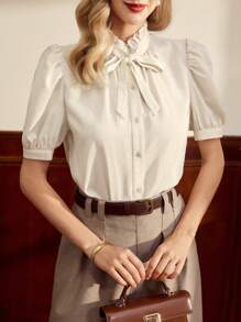 Vintamour Camisa elegante vintage para mujer, con cuello pequeño de pie ajustado con detalles de parche de volantes y lazo, top refinado para oficina, atuendo de vacaciones, atuendo de verano para mujer, camisas para mujer, blusa blanca de verano, ropa casual de negocios, atuendo de cumpleaños para mujer, vestido de invitada de boda, blusas de salida para mujer, camisetas de verano para mujer, camisa blanca de iglesia, ropa de verano para mujer, blusas bonitas, atuendo de crucero, ropa de oficina para mujer
