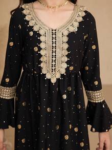 SHEIN Vestido de manga larga con escote en V y dobladillo con estampado floral de lámina de oro para niñas - Negro - Ver 5