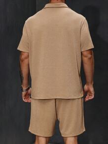 Manfinity CasualCool 1 套大码男士衬衫和短裤，休闲简约时尚，适合日常穿着 - 卡其色 - 查看 2