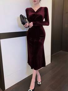 DAZY 纯色丝绒V领鱼尾中长连衣裙，适合女士约会、春节、情人节、舞会、正式场合、秋季、圣诞节等场合穿着。红色女士连衣裙，圣诞节优雅女士连衣裙。