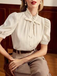 Vintamour Camisa elegante vintage para mujer, con cuello pequeño de pie ajustado con detalles de parche de volantes y lazo, top refinado para oficina, atuendo de vacaciones, atuendo de verano para mujer, camisas para mujer, blusa blanca de verano, ropa casual de negocios, atuendo de cumpleaños para mujer, vestido de invitada de boda, blusas de salida para mujer, camisetas de verano para mujer, camisa blanca de iglesia, ropa de verano para mujer, blusas bonitas, atuendo de crucero, ropa de oficina para mujer