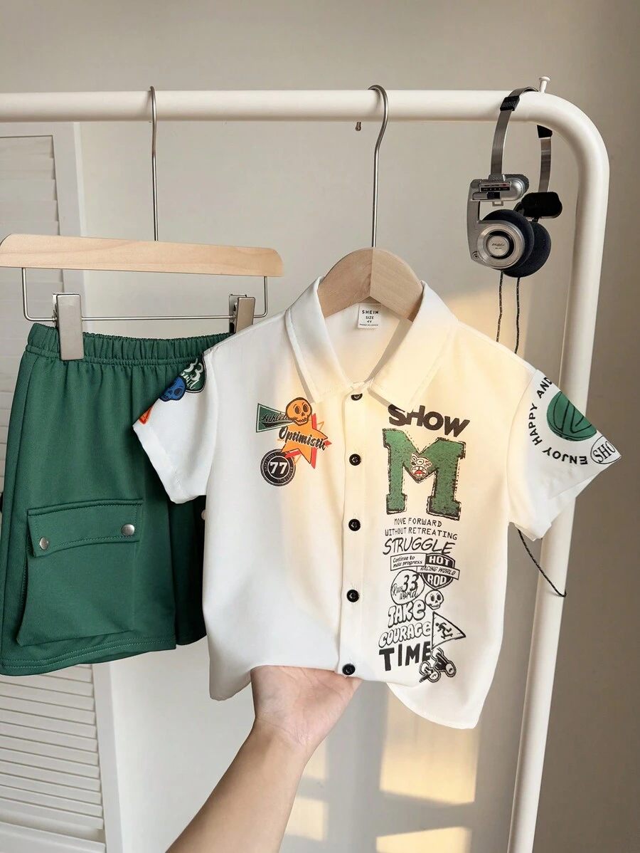 SHEIN 2 件装 年轻男孩休闲运动学院风文艺复古街头宽松涂鸦翻领衬衫和工装短裤套装 适合年轻男孩服装 年轻男孩服装 返校男孩套装 适合生日派对、晚会、表演、婚礼、洗礼、开幕式 适合服装 适合日常使用 适合上学 适合旅行 适合运动 适合春夏季