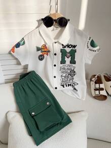 SHEIN 2 件装 年轻男孩休闲运动学院风文艺复古街头宽松涂鸦翻领衬衫和工装短裤套装 适合年轻男孩服装 年轻男孩服装 返校男孩套装 适合生日派对、晚会、表演、婚礼、洗礼、开幕式 适合服装 适合日常使用 适合上学 适合旅行 适合运动 适合春夏季