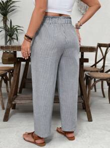 SHEIN VCAY Spodnie w paski z falbaną w talii i prostymi nogawkami w dużych rozmiarach, swobodne spodnie boho - Czarne i Białe - Zobacz 2