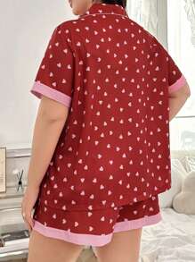 Conjunto de pijama de talla grande con bloque de color e impresión de corazón, con cuello de solapa y mangas cortas