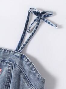Conjunto de 2 piezas de estilo Y2K para vacaciones para niñas preadolescentes, nuevo y a la moda, conjunto versátil diario casual con top de tirantes acanalado floral de efecto vintage desgastado y shorts de efecto denim - Azul lavado medio - Ver 7