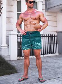 Manfinity Swimmode 男士海洋元素印花抽绳腰沙滩短裤，夏威夷风情 - 青碧色 - 查看 3