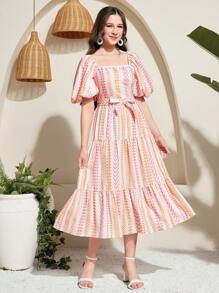 SHEIN Sukienka dla nastolatek w różowe geometryczne paski w stylu retro, z marszczonym kołnierzykiem i rękawami w kształcie płatków, z paskiem w stylu patchworkowym, z długim rękawem w kształcie litery A, na co dzień - Pomarańczowy - Zobacz 5