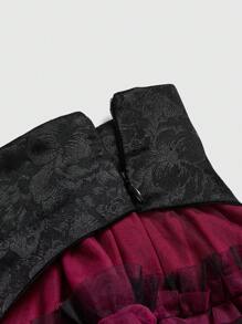 ROMWE Goth 情人节哥特式提花蕾丝和网眼镶片分层荷叶边下摆迷你裙 - 黑色 - 查看 4