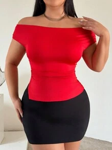 SHEIN SXY Camiseta roja ajustado de mujer de talla grande con hombros descubiertos y decoración de hebilla metálica