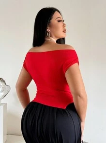 SHEIN SXY Camiseta roja ajustado de mujer de talla grande con hombros descubiertos y decoración de hebilla metálica