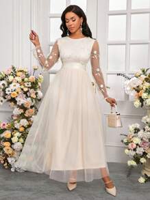 SHEIN Lady 情人节/新年派对/适合日常工作穿着/四季皆宜的米色蕾丝立体花朵拼布婚纱优雅女士长裙 - 米色 - 查看 7