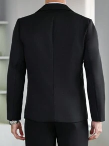 Manfinity Bizformal 这款男士商务通勤INS西装外套采用时尚黑色面料，领口饰有金色雄鹰刺绣图案。这款外套用途广泛，既适合日常穿着，也适合婚礼、情人节和新年等特殊场合。它完美融合了商务与时尚，展现成熟男士的优雅与精致。