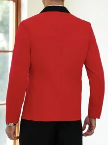 Manfinity AFTRDRK 这款男士商务通勤INS西装外套采用时尚的红色双排扣设计，领口饰有撞色图案。这款外套用途广泛，适合日常穿着，也适合婚礼、情人节和新年等特殊场合。它展现出独特的风格和活力，确保穿着者在任何场合都脱颖而出。