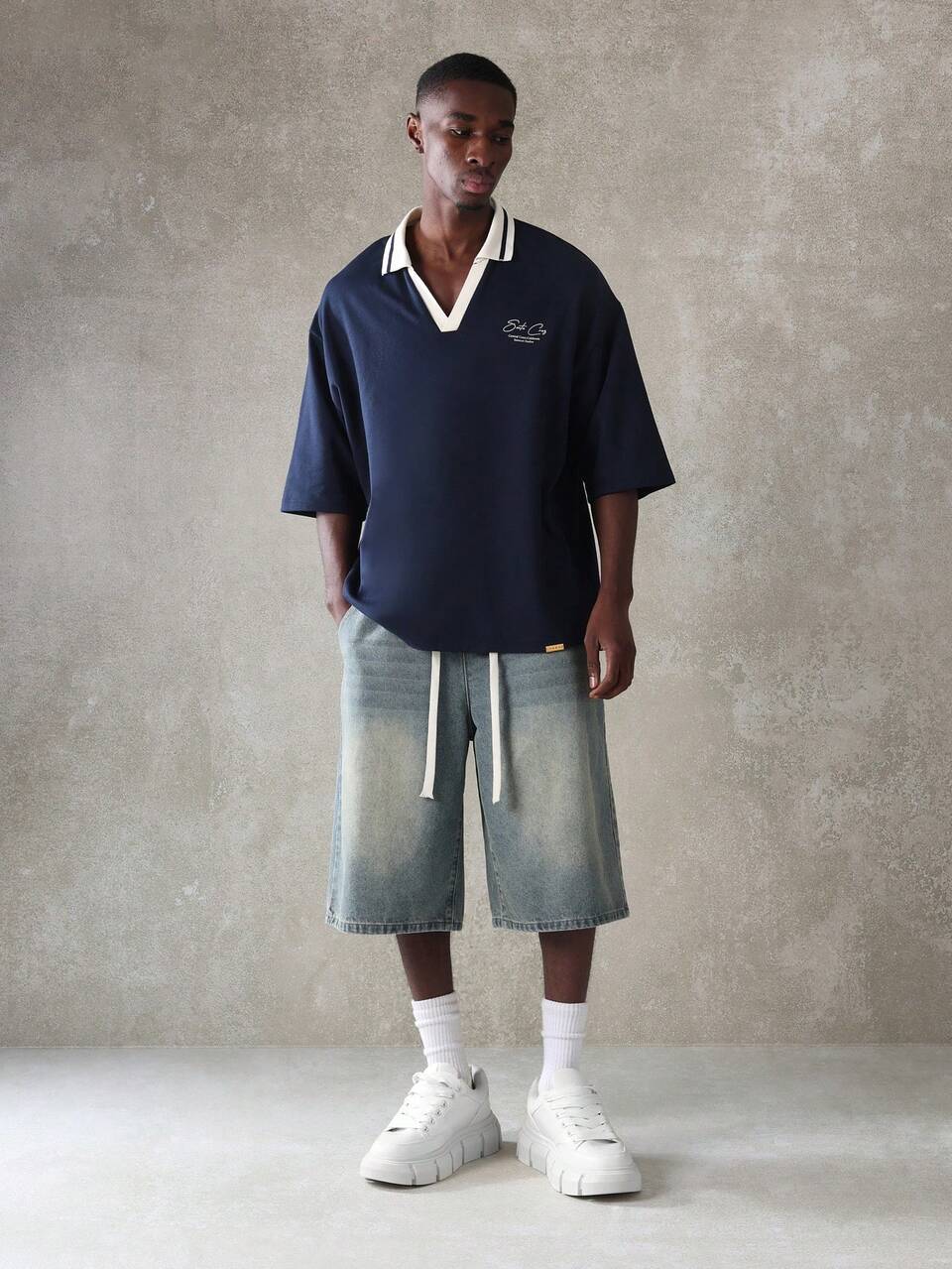 Oversize-Poloshirt mit V-Ausschnitt und kurzen Ärmeln