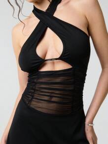 SHEIN Unity Vestido mini sexy de unicolor con cuello halter cruzado y panel de cintura de malla - Negro - Ver 6