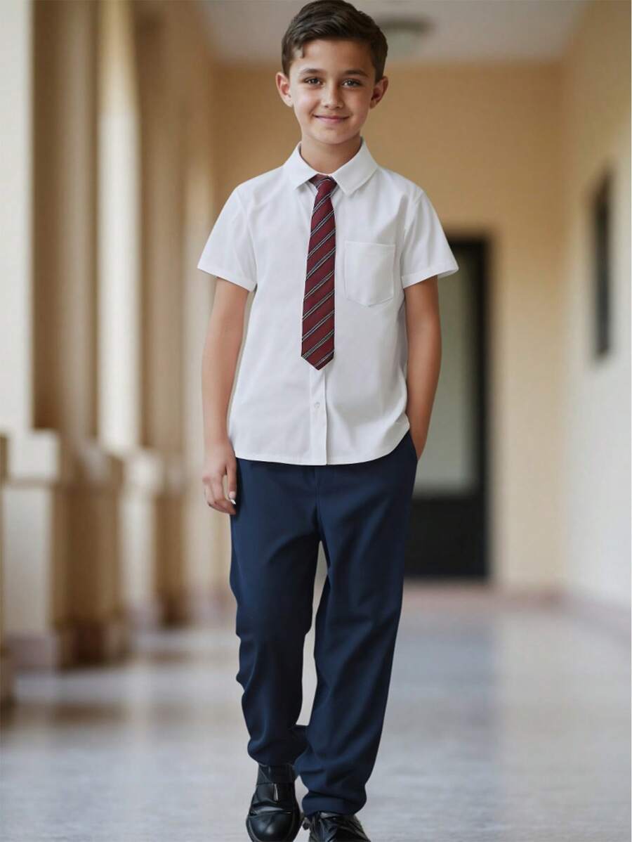 SHEIN Set de 3 piezas de uniforme escolar estilo universitario para niños: Camisa de manga corta blanca, pantalón casual, corbata extraíble para uso diario - Azul Marino - Ver 1