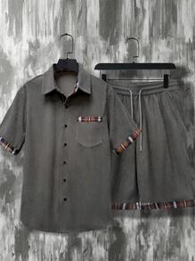 Manfinity Homme Set da uomo composto da 2 pezzi: camicia a maniche corte in velluto a coste con patchwork a quadri, abbinata a pantaloncini. Perfetto come regalo per il fidanzato o il marito. Camicia casual estiva da uomo in velluto a coste con motivo patchwork e contrasti di colore, adatta per l'abbigliamento estivo.