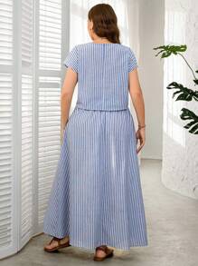 SHEIN LUNE 2 件大码女式条纹圆领短袖衬衫和口袋裙套装夏季春季女装波西米亚风度假装两件套夏装商务休闲女士休闲套装 - 藍白色 - 查看 2