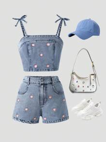 Conjunto de 2 piezas de estilo Y2K para vacaciones para niñas preadolescentes, nuevo y a la moda, conjunto versátil diario casual con top de tirantes acanalado floral de efecto vintage desgastado y shorts de efecto denim - Azul lavado medio - Ver 3