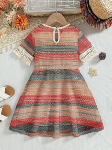 SHEIN 斋月女孩休闲度假波西米亚条纹针织腰部饰边拼布荷叶边下摆连衣裙配单肩包，夏季 - 彩色 - 查看 2