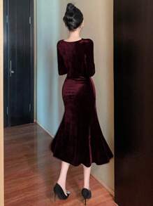 DAZY 纯色丝绒V领鱼尾中长连衣裙，适合女士约会、春节、情人节、舞会、正式场合、秋季、圣诞节等场合穿着。红色女士连衣裙，圣诞节优雅女士连衣裙。