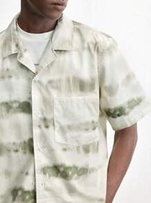 Maija Camisa Social Masculina Novidade do Verão 2025, com Estampa Tie-Dye Listrada, Ajuste Folgado Regular, Cor Sólida, Gola Padre, Abotoamento Único, Bolso, Versátil para Uso Diário, Encontros, Passeios, Férias, Ideal para o Dia dos Namorados
