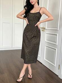 DAZY Vestido casual con estampado de leopardo, tirantes finos, abertura y estilo bohemio con estampado de guepardo para mujer