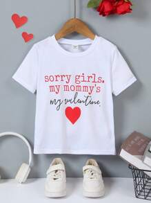 SHEIN 1 pieza Camiseta de manga corta con cuello redondo y estampado de carta para el Día de San Valentín para niños pequeños. Material saludable, suave y cómodo, con un estilo sencillo y de moda. Diseño con patrón de letras en inglés, sencillo y de moda, que muestra el encanto personal del niño pequeño. Adecuado para uso diario casual para niños de 4 a 7 años, para expresar su personalidad única.