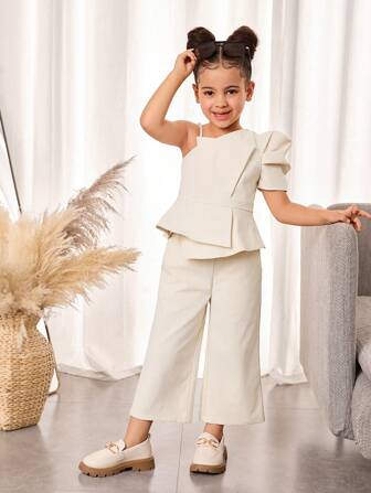 SHEIN X Scheana Firerie Kids Nova Glow Ensemble de 2 pièces, top camisole ajusté taille fine en tissu unicolore et pantalon large à jambes évasées en tissu. Convient pour le port quotidien des jeunes filles, les festivals, les rassemblements familiaux et les occasions spéciales. Adapté pour le printemps et l'été