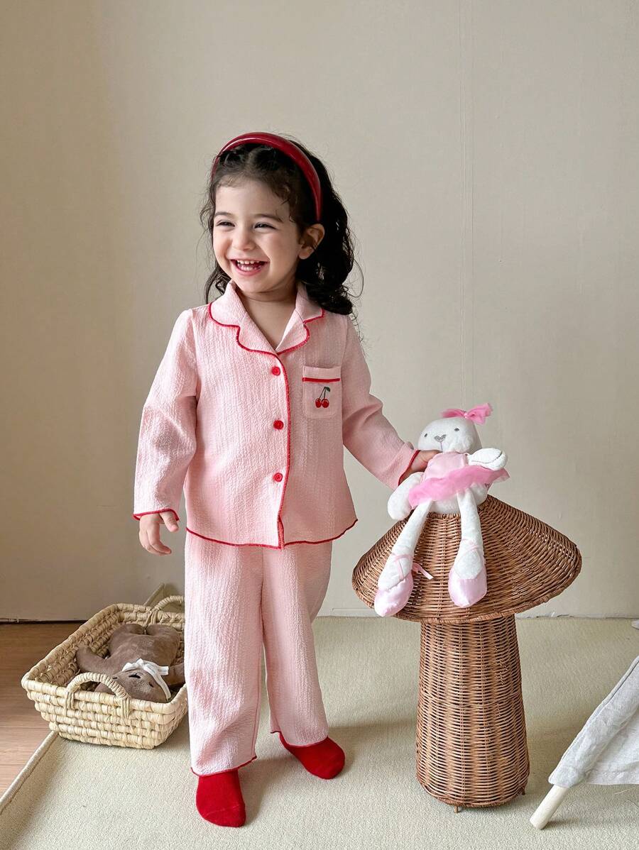 SHEIN LMoss Kids 女婴可爱简约樱桃印花翻领上衣和裤子 2 件套休闲舒适睡衣女婴衣服女婴套装 - 淺粉色 - 查看 1