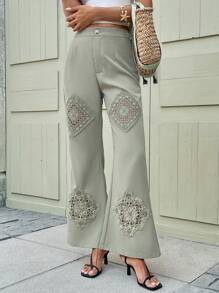 SHEIN Essnce Saliegroene vakantie-stijl uitlopende broek voor vrouwen Frans elegant hol borduurwerk ontwerp uitlopende vakantie casual broek voor vrouwen Zomer dameskleding