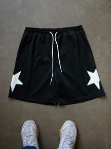 Manfinity EMRG INS热卖！这是一款适合年轻男士的休闲套装。上身是一件白色T恤，左胸印有一颗黑色五角星，正面下方印有黑色人物剪影图案。下身搭配一条黑色短裤。整体风格简约而不失个性。男士圆领短袖印花简约上衣短裤两件套。男士两件套 - 彩色 - 查看 4