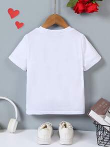 SHEIN 1 pieza Camiseta de manga corta con cuello redondo y estampado de carta para el Día de San Valentín para niños pequeños. Material saludable, suave y cómodo, con un estilo sencillo y de moda. Diseño con patrón de letras en inglés, sencillo y de moda, que muestra el encanto personal del niño pequeño. Adecuado para uso diario casual para niños de 4 a 7 años, para expresar su personalidad única.
