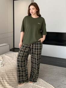 Dazy Petite Plus Bộ đồ ngủ in chữ trơn cỡ lớn kèm quần ngủ kẻ caro, màu xanh lá cây, phù hợp cho mọi mùa, trang phục - màu xanh lá - Xem 3