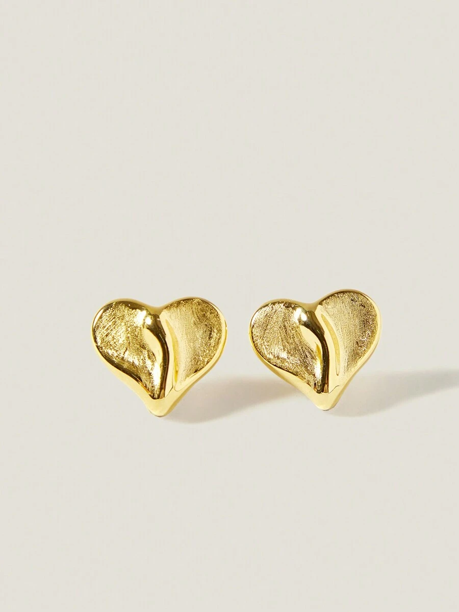Muvela Aretes con forma de corazón asimétrico texturizado y mate chapados en oro de 18K