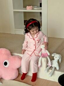 SHEIN LMoss Kids 女婴可爱简约樱桃印花翻领上衣和裤子 2 件套休闲舒适睡衣女婴衣服女婴套装 - 淺粉色 - 查看 4