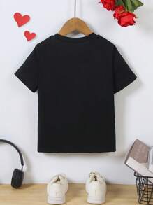 SHEIN Streecool Kids 1件男童情人节印花圆领短袖T恤。面料健康柔软舒适，款式简约时尚，简约时尚的英文字母图案设计，适合日常休闲穿着，适合4-7岁儿童的情人节礼物 - 黑色 - 查看 2