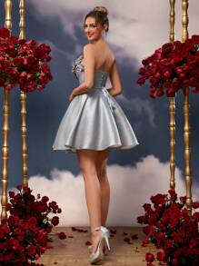 SHEIN Belle Thanh lịch, lãng mạn, tuyệt đẹp Chất liệu sáng bóng màu xám bạc, Trang trí hoa ba chiều, Không dây, Không tay ống, Váy dạ hội, Váy dự tiệc cưới, Thích hợp cho sự kiện đám cưới, Tiệc độc thân, Váy ngắn dự tiệc vũ hội ngày lễ (Phiên bản trang trí) - Xám - Xem 3