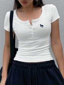 Dazy Star Áo thun tay ngắn nửa xếp ly thêu hình kỳ lân dành cho nữ - trắng - Xem 2