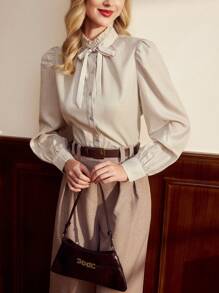 Vintamour 复古优雅女士荷叶边领蝴蝶结条纹长袖修身衬衫，适合职业通勤、情人节等场合，也适合女士生日等场合，例如：西式服装、商务休闲装、外出服、婚礼宾客装、教堂装、办公室装、夏季女装、长袖衬衫、纽扣衬衫、春季工作装等。 - 杏色 - 查看 5