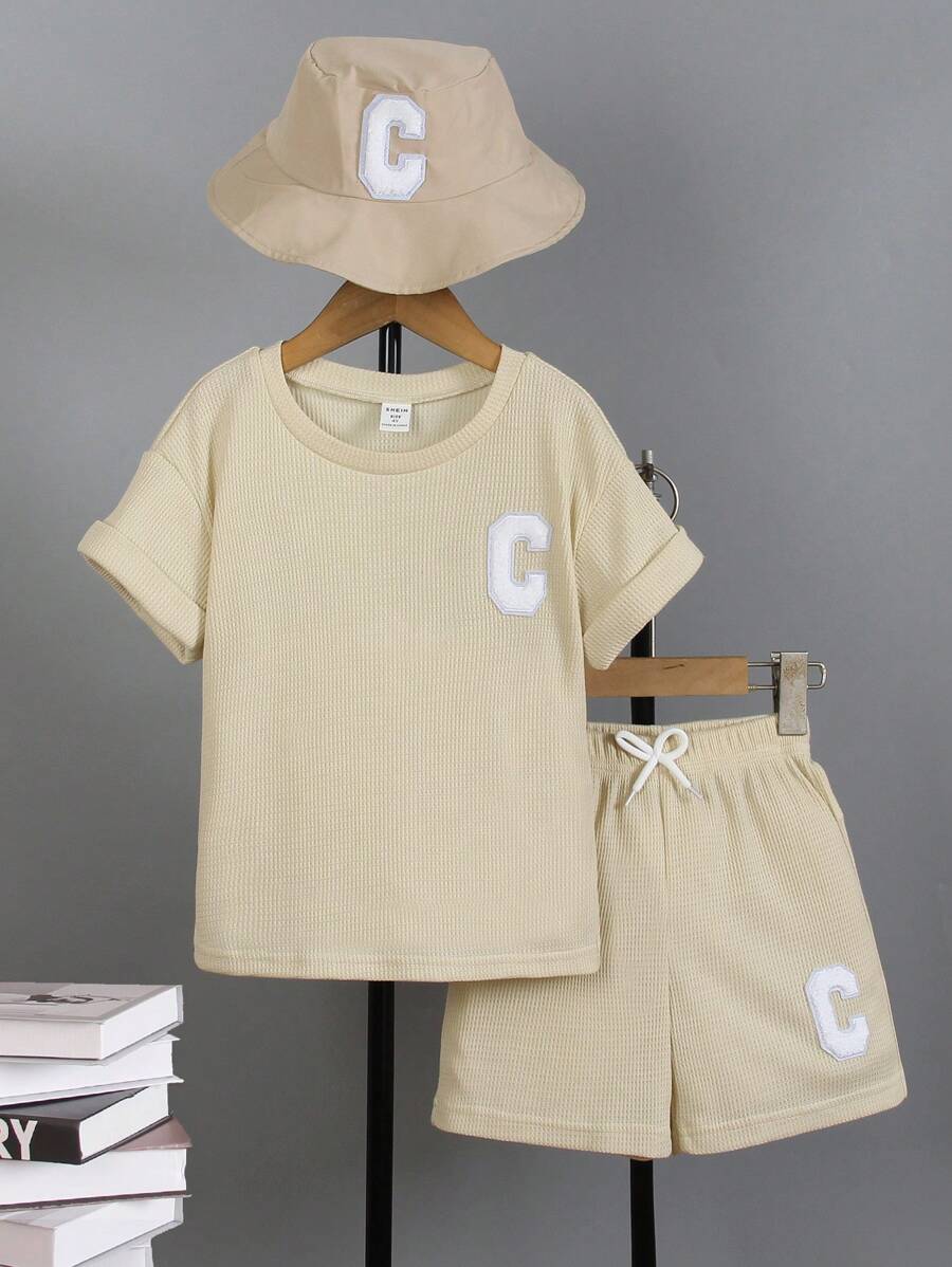 SHEIN 3 件套男孩套装:带刺绣徽标的华夫格短袖 T 恤、短裤和配套帽子,适合上学、外出、街头穿着的休闲装 - 杏色 - 查看 1