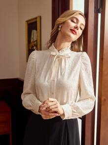 Vintamour Vintage elegante Damenblusen mit Rosengemusterte Jacquardstoff Rüschen, Schleifen-Knoten und Langarm für den Büroalltag, Valentinstag, Langarmshirts für Frauen, Valentinstag-Kleidung, Valentinstag, Geburtstagsoutfit für Frauen, weißes Top, Business-Lässig-Ausgehen-Oberteile für Frauen, Hochzeitsgast-Kleider für Frauen, Weißes Hemd, Kirchenkleidung für Frauen, Bürobekleidung für Frauen, Niedliche Langarmtops, Sommerkleidung für Frauen, Langarmhemden, Knopfleiste Hemden für Frauen, Frühjahrskleidung, Arbeitskleidung für Frauen