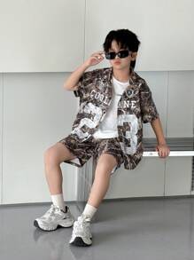 SHEIN 2 pièces Ensemble de chemise à manches courtes ample et shorts pour garçons pré-adolescents, imprimé feuilles, col polo, ouverture devant. Convient pour l'école, le jardin, la plage, l'anniversaire, le printemps, l'été, l'automne et l'hiver