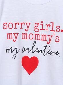 SHEIN 1 pieza Camiseta de manga corta con cuello redondo y estampado de carta para el Día de San Valentín para niños pequeños. Material saludable, suave y cómodo, con un estilo sencillo y de moda. Diseño con patrón de letras en inglés, sencillo y de moda, que muestra el encanto personal del niño pequeño. Adecuado para uso diario casual para niños de 4 a 7 años, para expresar su personalidad única.