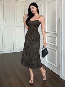 DAZY Vestido casual con estampado de leopardo, tirantes finos, abertura y estilo bohemio con estampado de guepardo para mujer