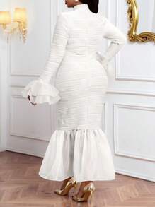 SHEIN Lady Vestido elegante de fiesta de talla grande, de unicolor, con textura y mangas campana de corte sirena