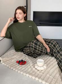 Dazy Petite Plus Bộ đồ ngủ in chữ trơn cỡ lớn kèm quần ngủ kẻ caro, màu xanh lá cây, phù hợp cho mọi mùa, trang phục - màu xanh lá - Xem 6